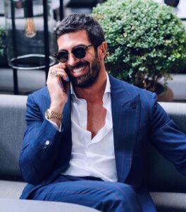 find a wealthy man online