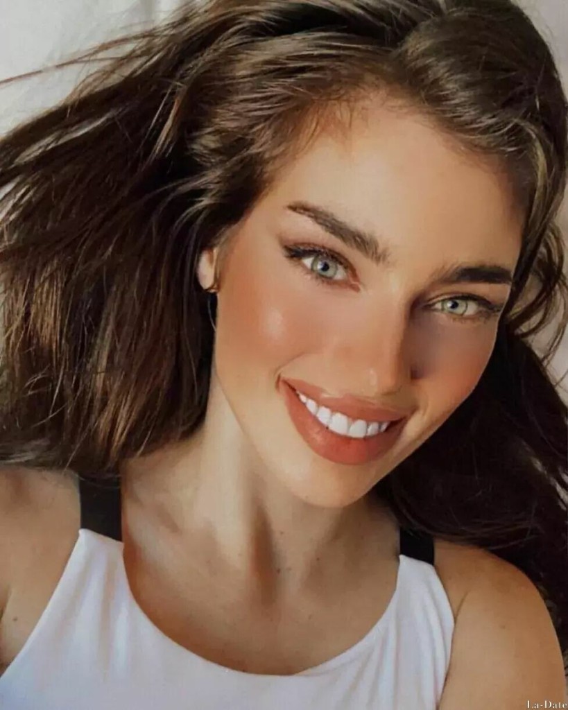 Melina Profile image 2